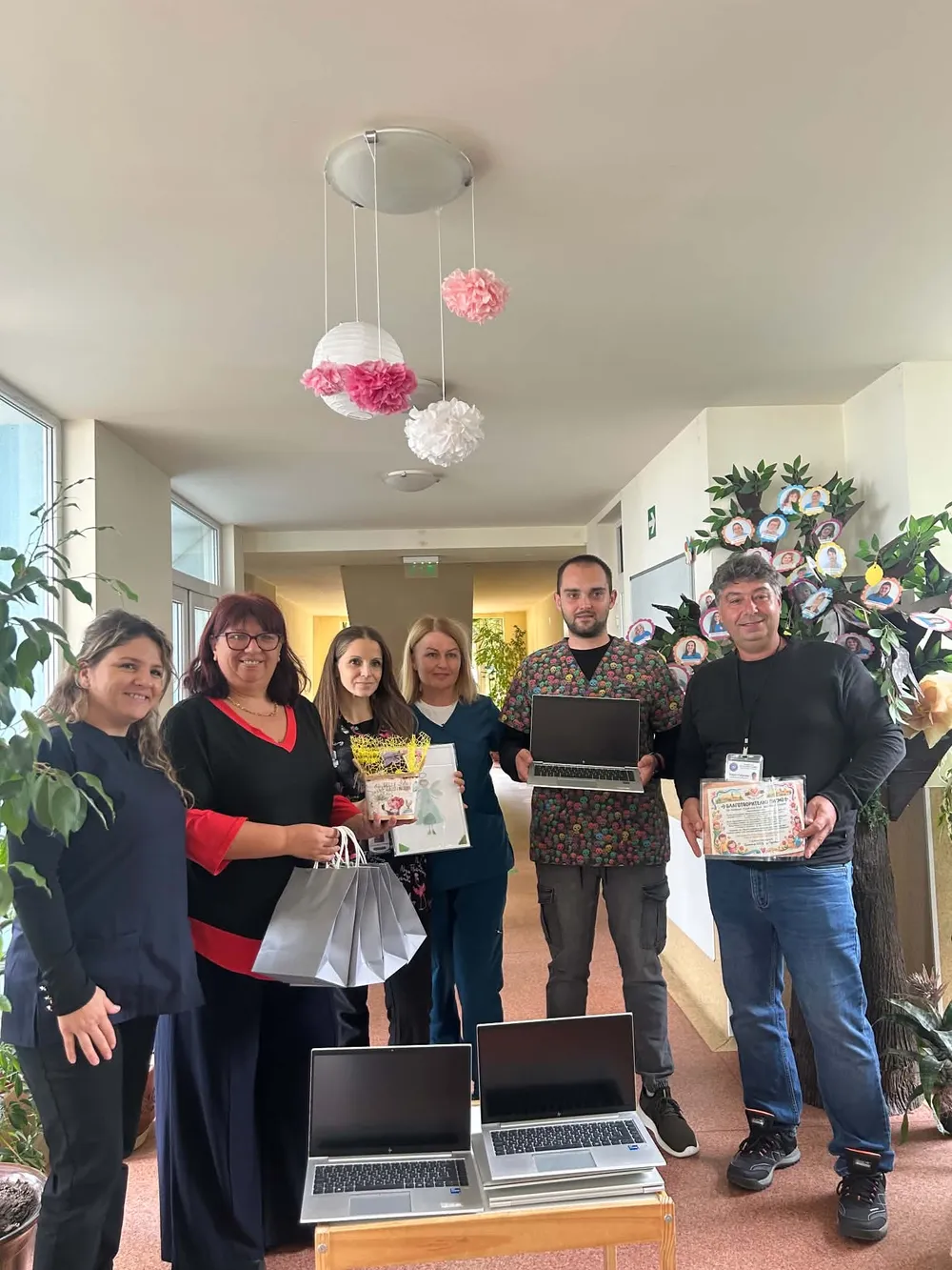 Екипът на фондацията и служители на комплекса с дарените лаптопи