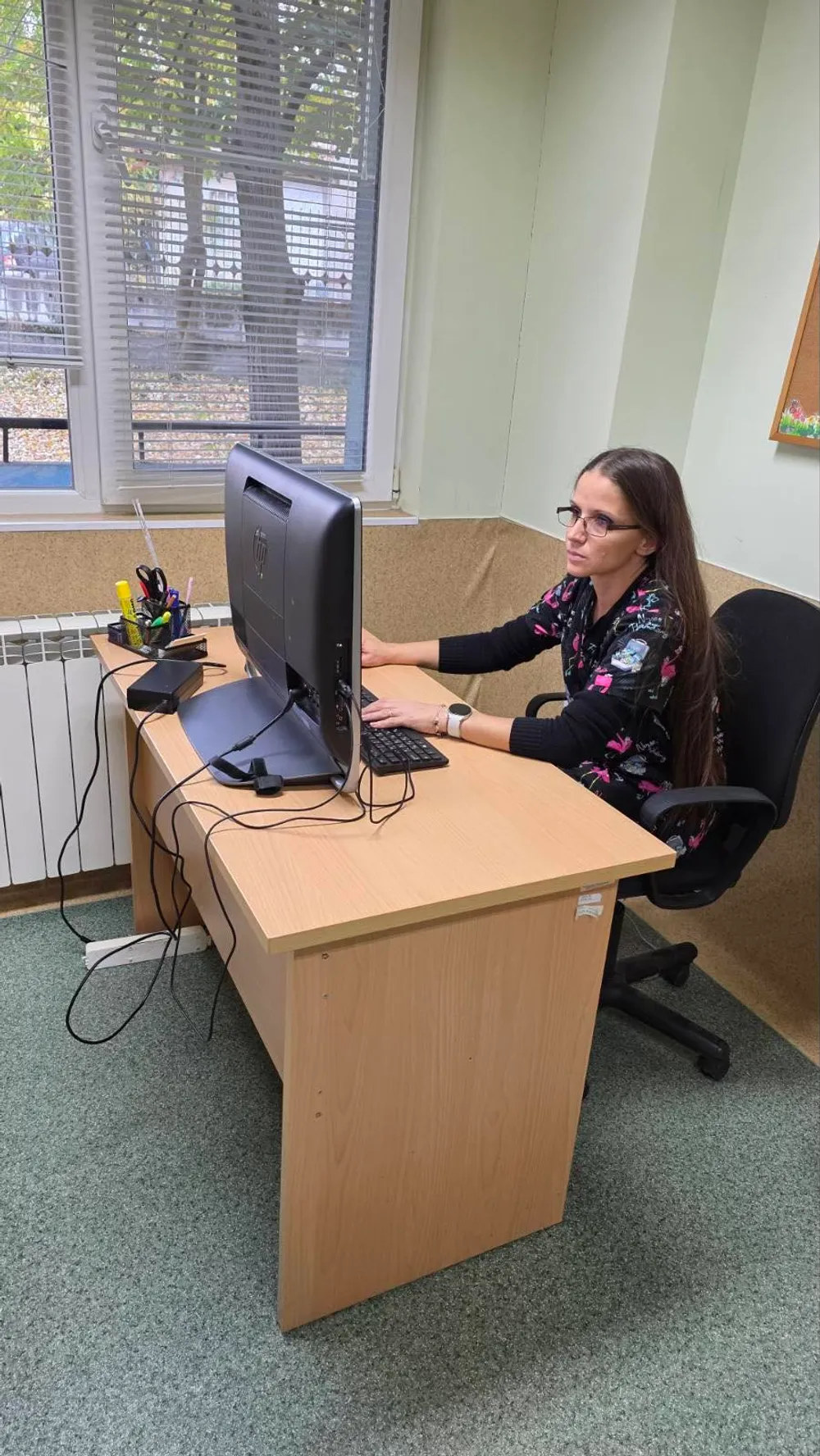 Служителка на комплекса работи на един от дарените компютри